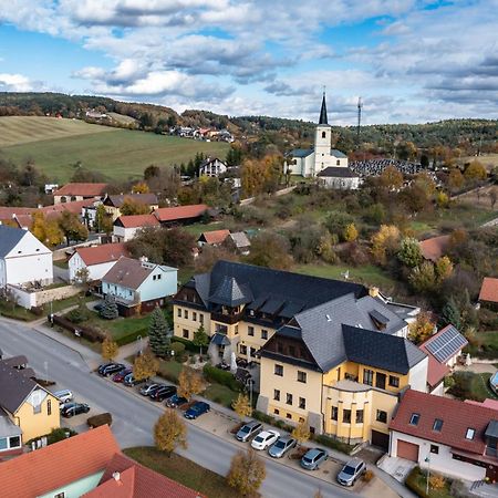 Valassky Hotel A Pivni Lazne Ogar Luhacovice Bagian luar foto