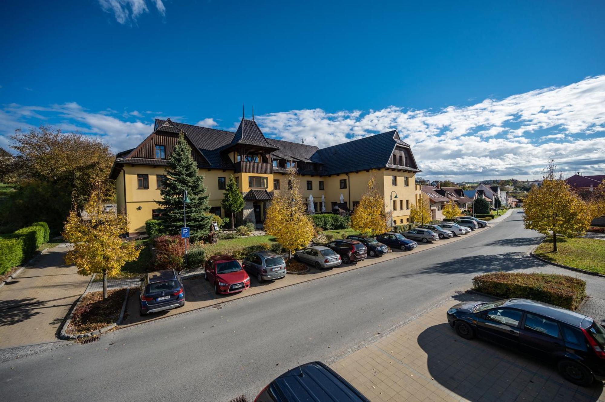 Valassky Hotel A Pivni Lazne Ogar Luhacovice Bagian luar foto