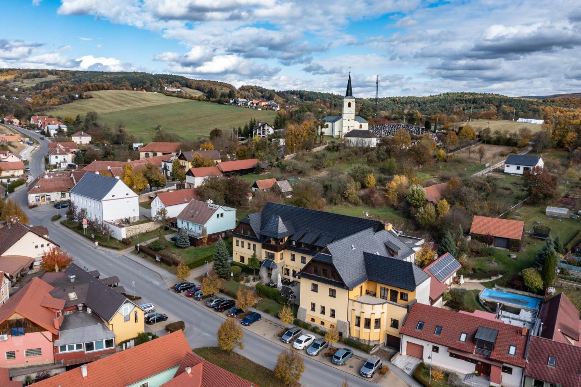 Valassky Hotel A Pivni Lazne Ogar Luhacovice Bagian luar foto